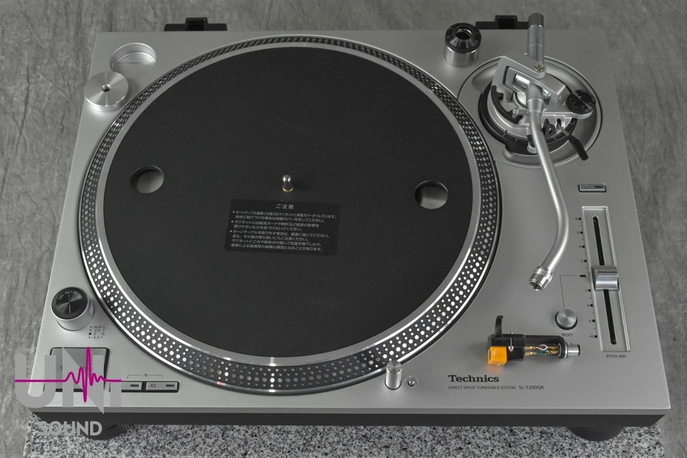 Technics SL-1200GR Direct Drive Turntable in Excellent Condition.