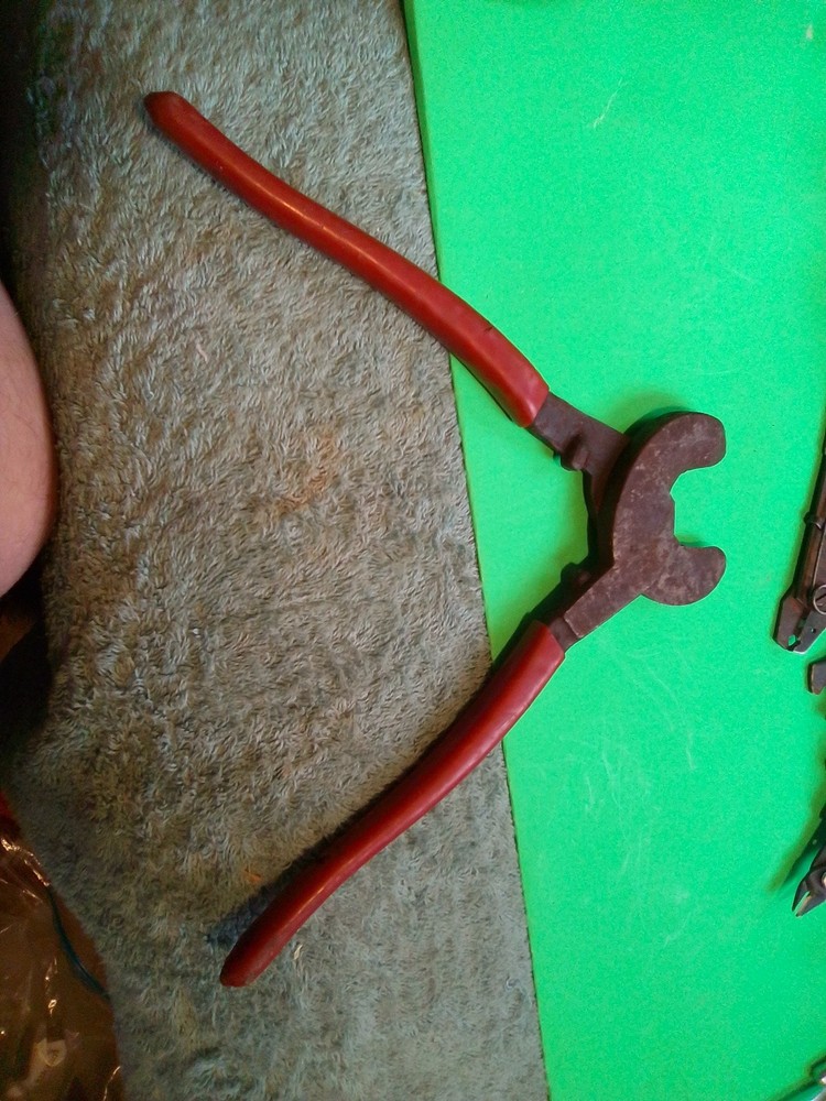 KLEIN TOOLS 9 1/2” CABLE CUTTERS #63050 U.S.A. Used