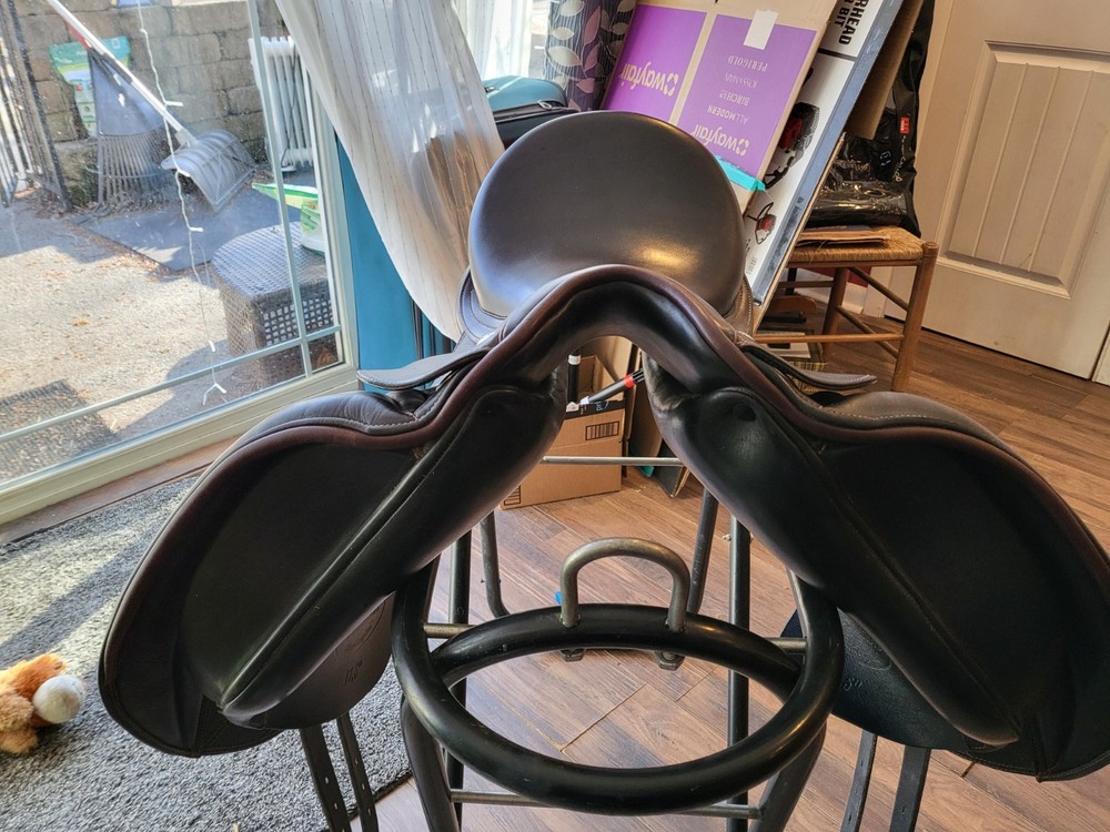 Macrider Evolution Dressage Saddle 17.5"