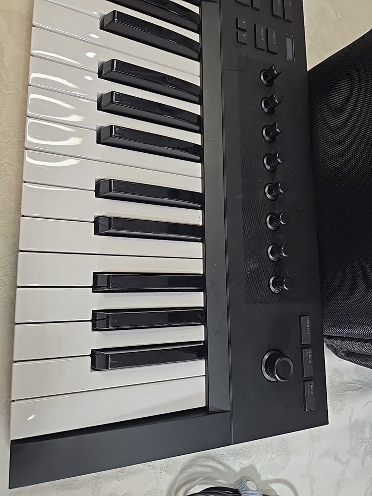 Native Instruments Komplete Kontrol A25 25-Key Keyboard Controller W Carring Bag