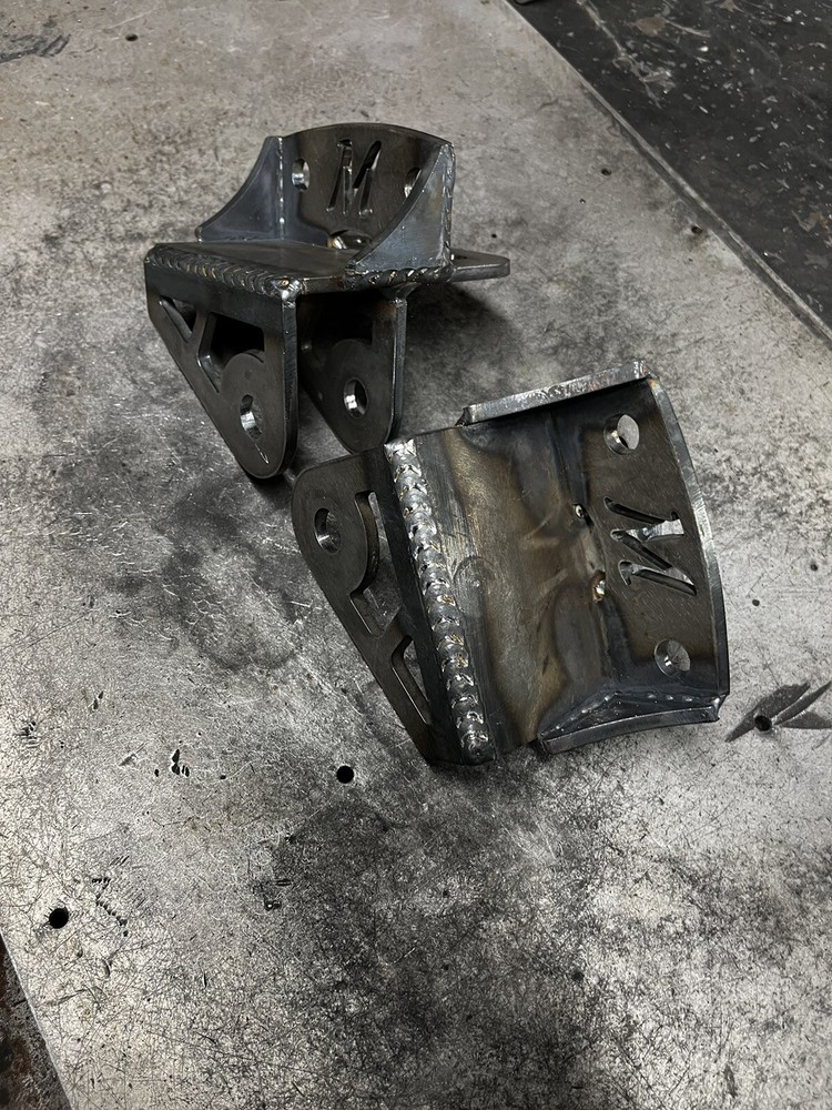 Offset Traction Bar Frame Mounts (3/4” Bolt Hole)