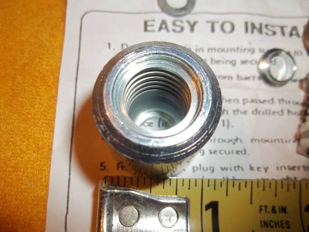 SCREW IN PLUG TYPE LOCK VENDING CANDY MACHINE *