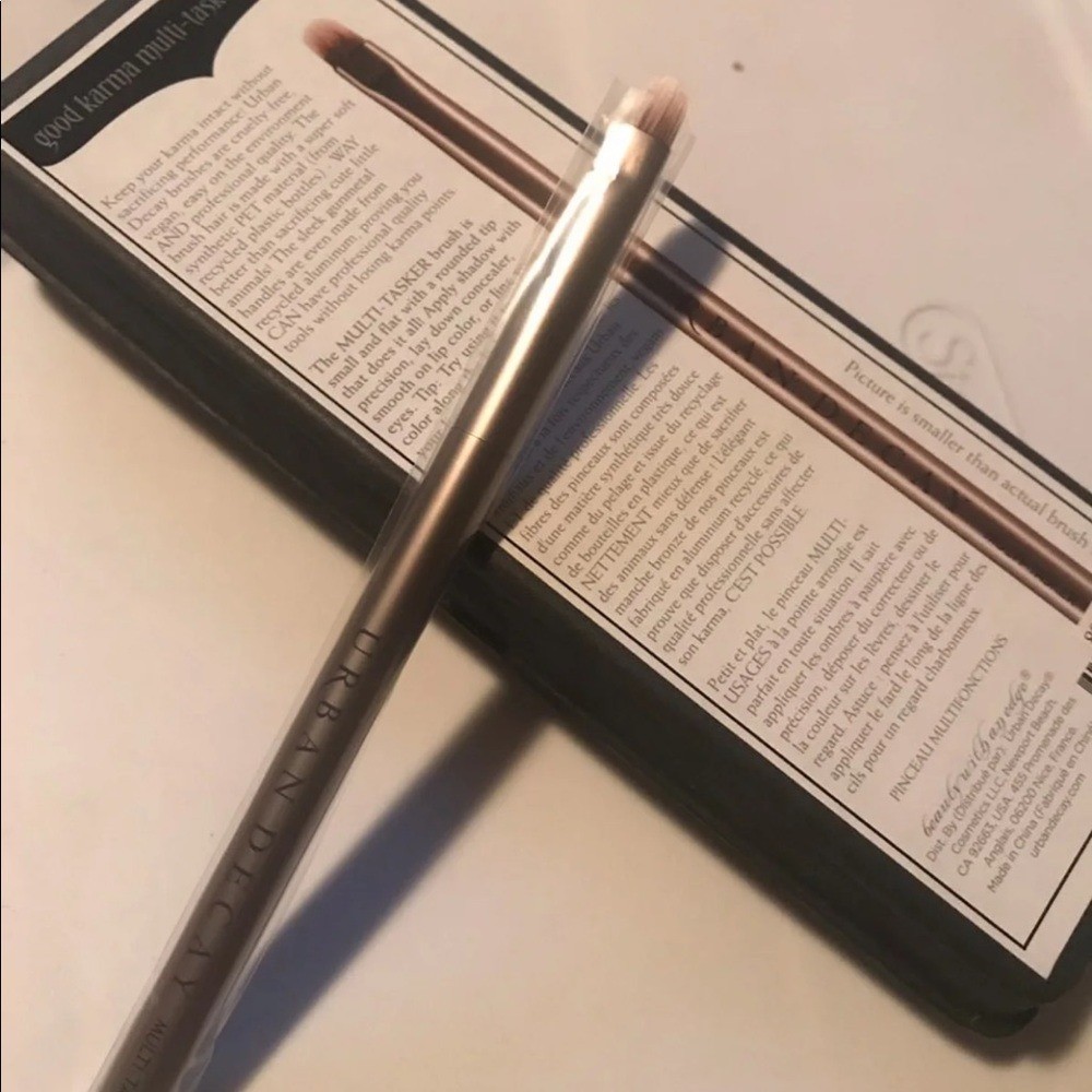NIB UD multi task eyeshadow brush