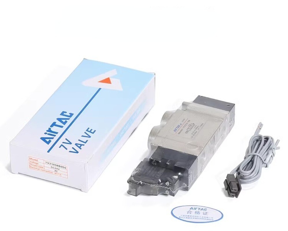 1pcs AirTAC Solenoid Valve  7V11006A050   AC220V