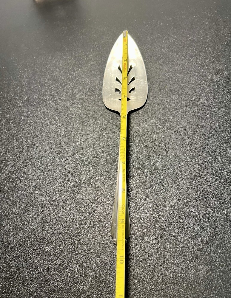 WM Rogers International Silver 1950s Silverplate Pierced Cake Pie Server, 9.5”
