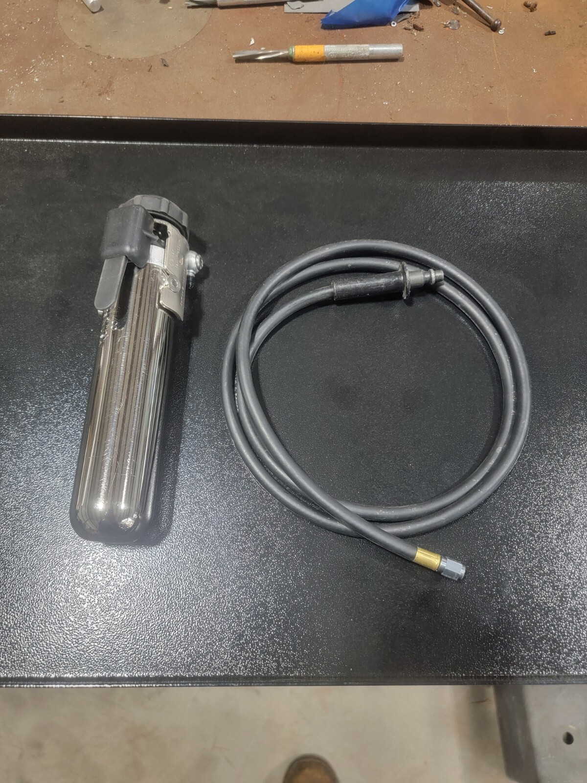 SEMCO Model 250 Pneumatic Sealant Tool 6 oz. Retainer & Hose