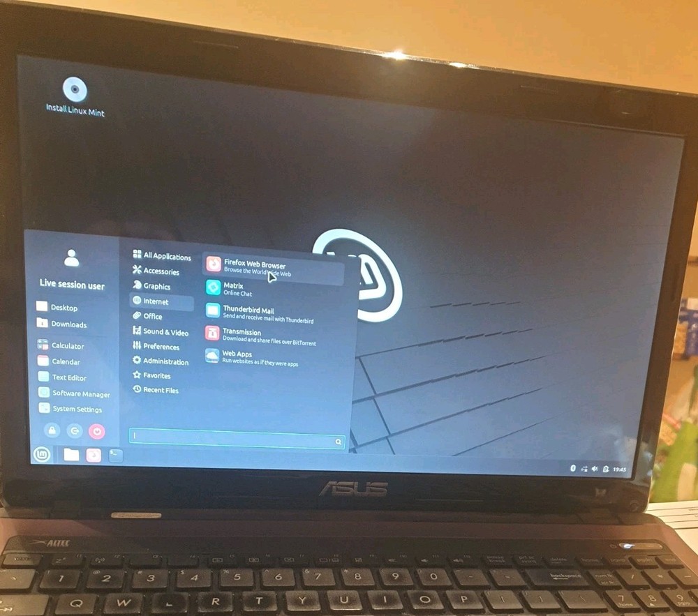 Linux Mint Cinnamon V22.3, 64-bit, Bootable Live and Install DVD