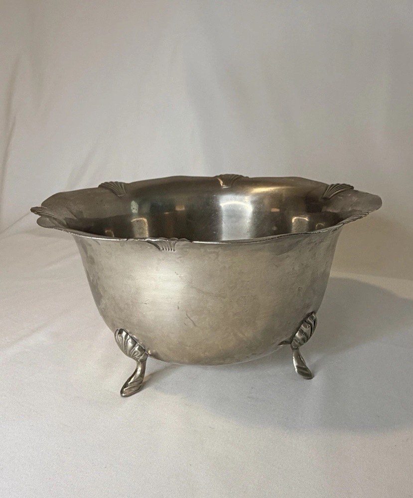 Vintage WM Rogers Silver Plated 3 Footed Shell Pattern Scalloped Edge Bowl 7.5”D