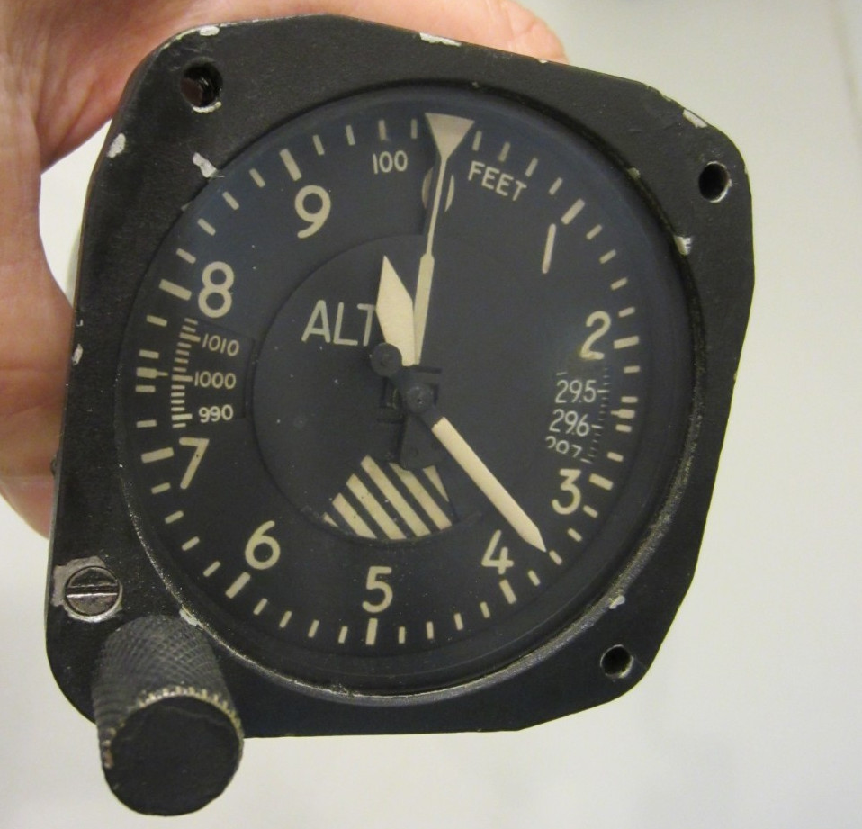 RARE GATES LEAR JET ALTIMITER P/N  2480003-1 WITH FUNCTIONING DIAL