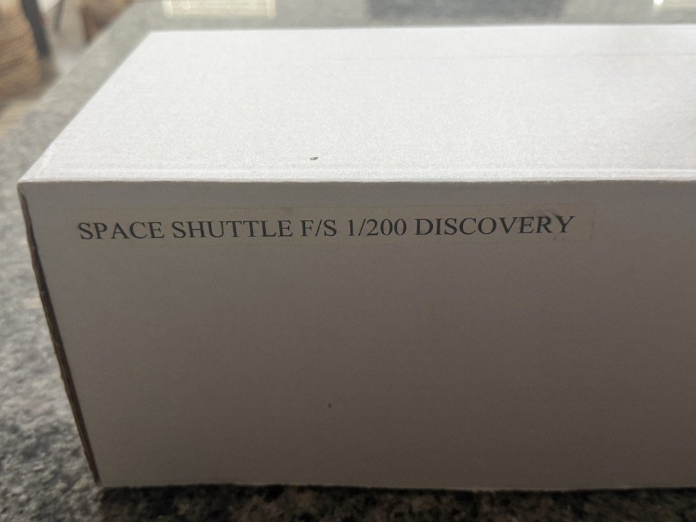 Executive Series NASA Space Shuttle (Discovery) Orbiter Full Stack 1/200 Scale