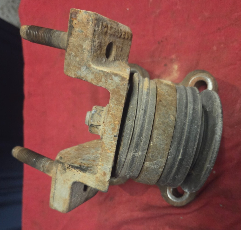 International Maxxforce 13 Engine Front Mount with Bushing 3824527C1, 3824525C1