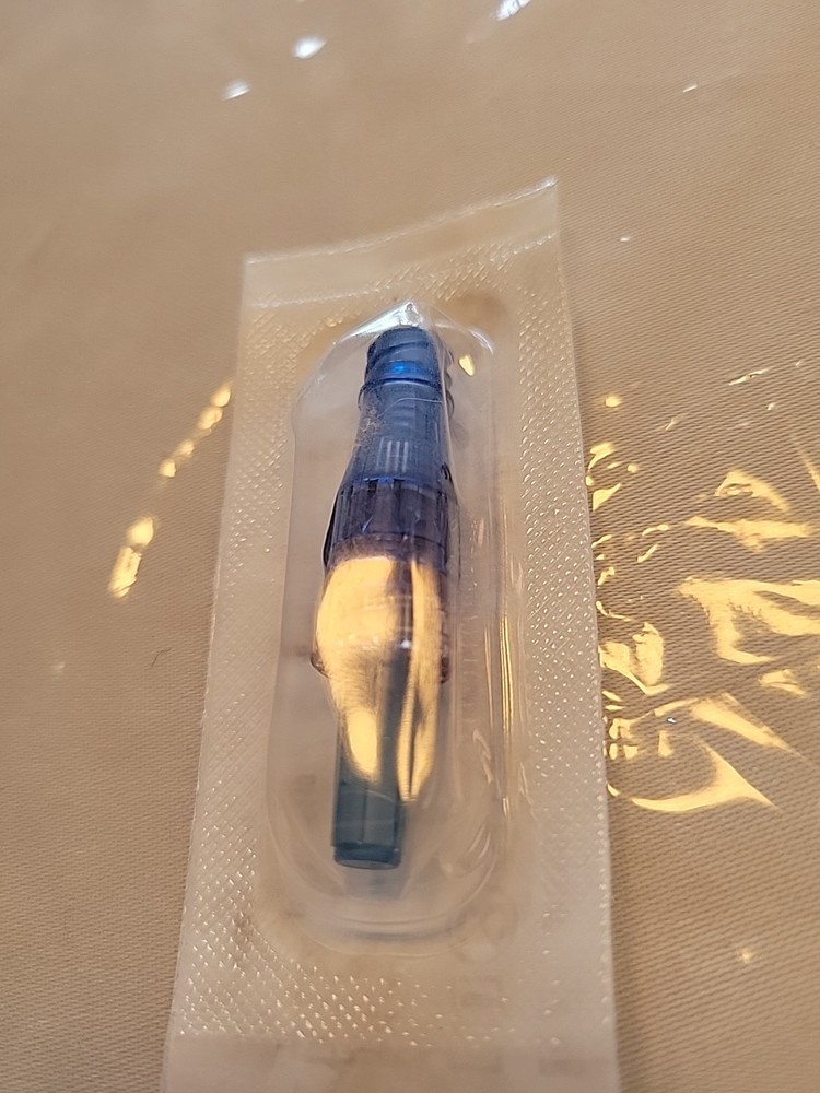 1pcs med Clave needleless connector,   EXP: 2029