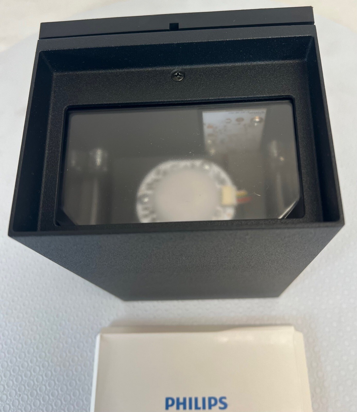 Philips Hue Resonate White & Color Ambiance Outdoor Wall LED Wall Light-FREE S/H