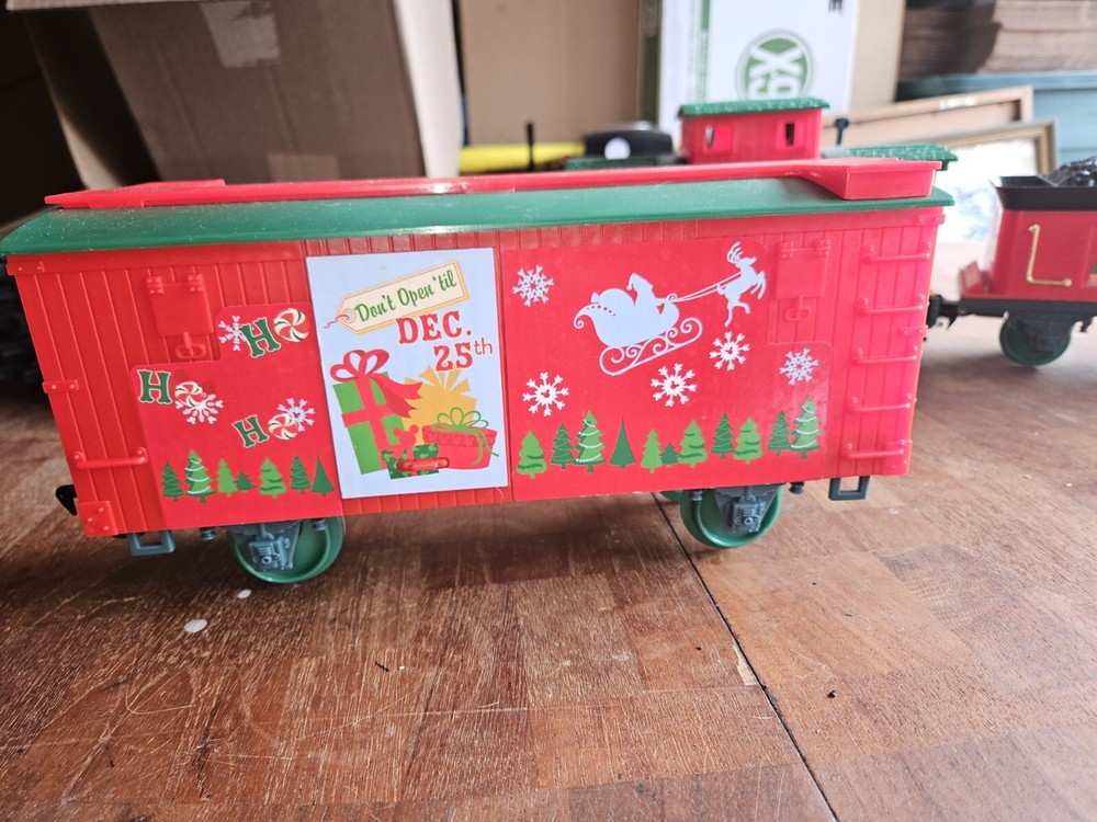 DISNEY G SCALE CHRISTMAS TRAIN - Untested
