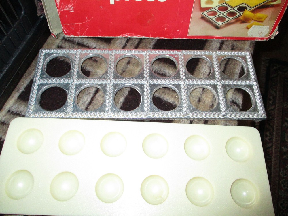Rowoco RAVIOLI FORM Maker with Press #2134 - Vintage 1985