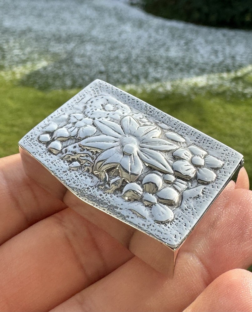 Vintage Solid 900 Silver Floral Design Pill / Snuff Box
