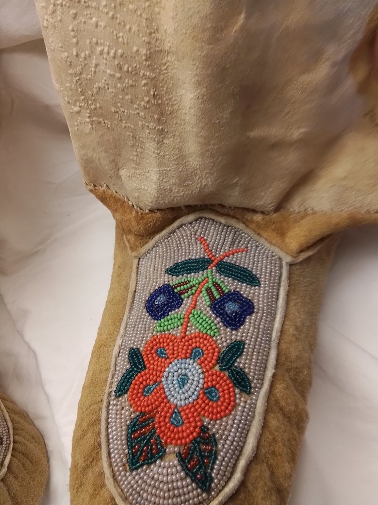 First Peoples Native American High Top Beaded Moccasins Cree Or Ojibwe?