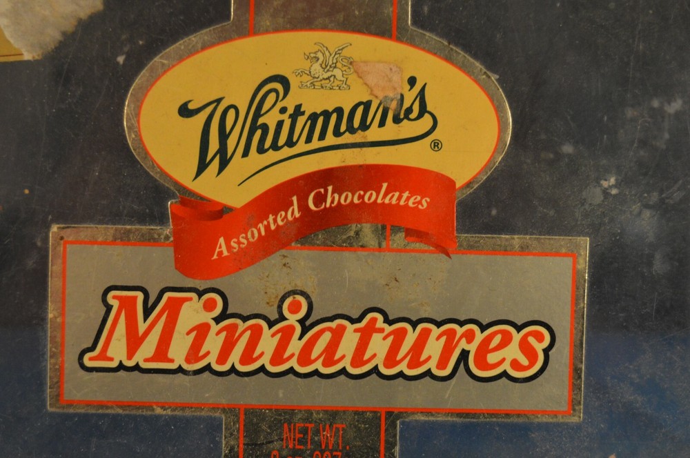 WHITMAN'S ASSORTED CHOCOLATES MINIATURES PLASTIC BOX (EMPTY) 7" X 4 1/2"