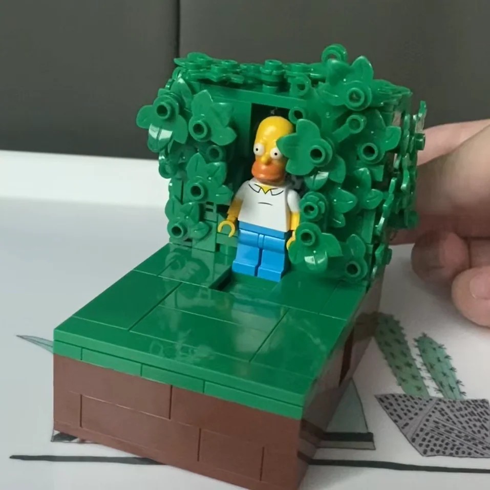 Homer Disappearing into Bush Meme – 227PCS Simpsons Building Block Set Funny Toy