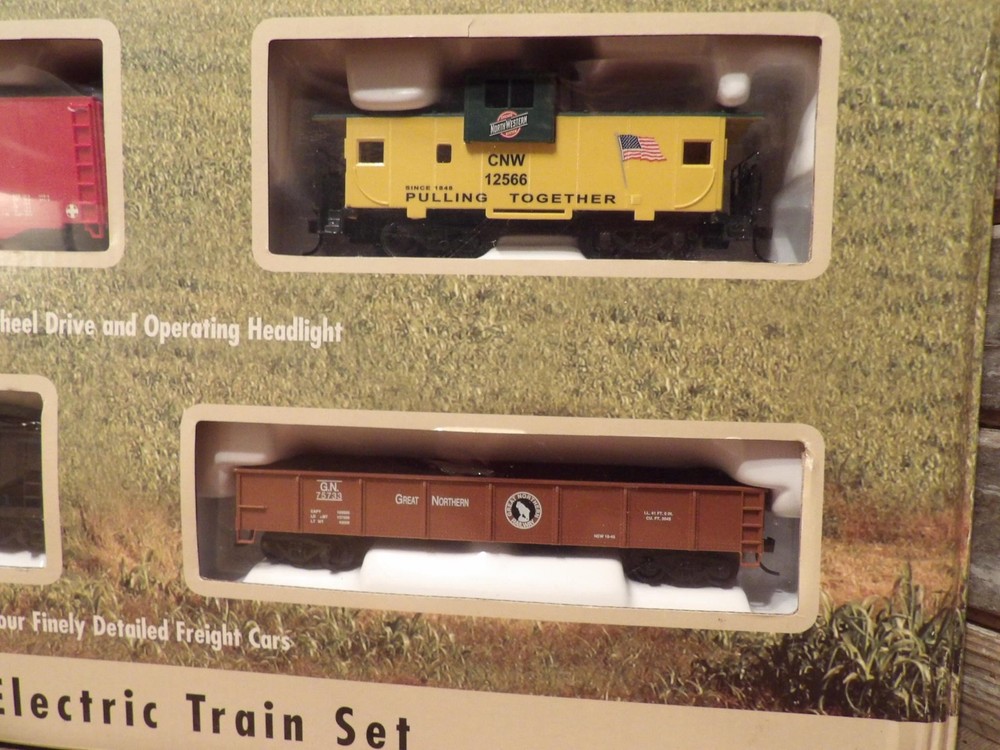 Bachmann HO scale C&NW EXPRESS Train Set New In packaging, Never Opened