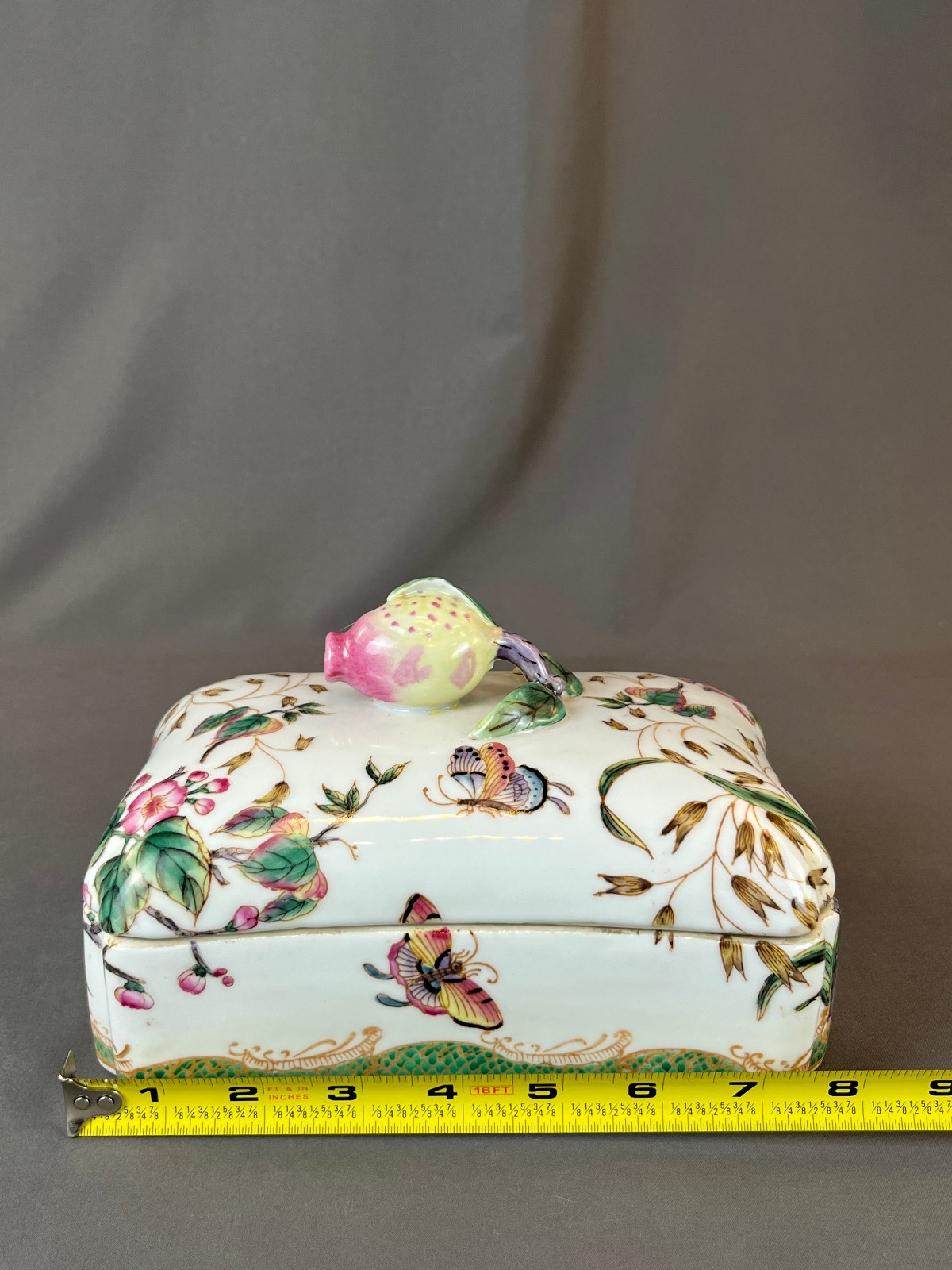 Hua Rong Tang Zhi Porcelain Hand-Painted 8" Lidded Box w/Pomegrante Finial: MINT