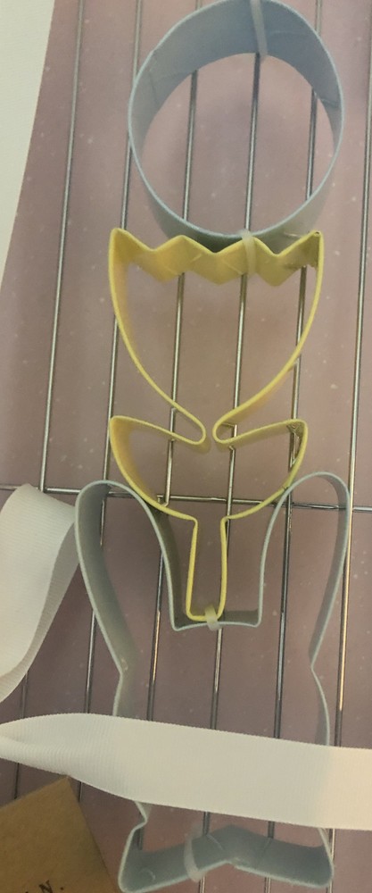 New Easter Rae Dunn 6 Piece Baking Set Baking Rack Cookie Cutters Spatula