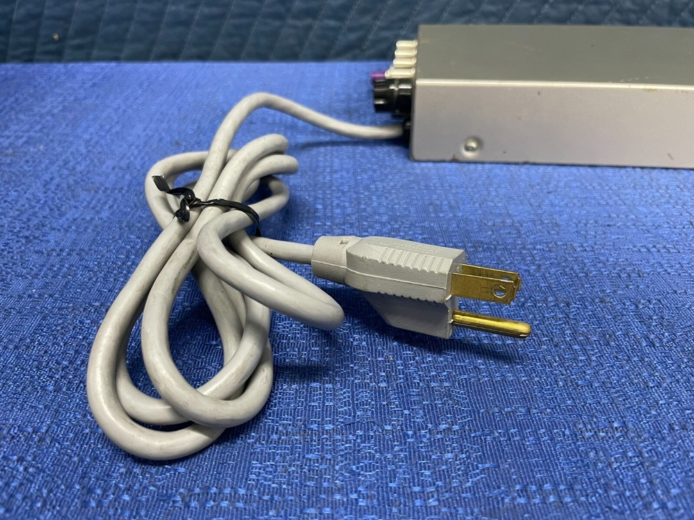 VideoTek - VDA-16 - Video Distribution Amplifier - Powers On