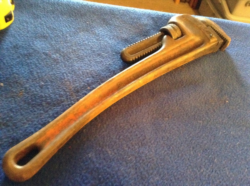 Rigid heavy duty pipe wrench