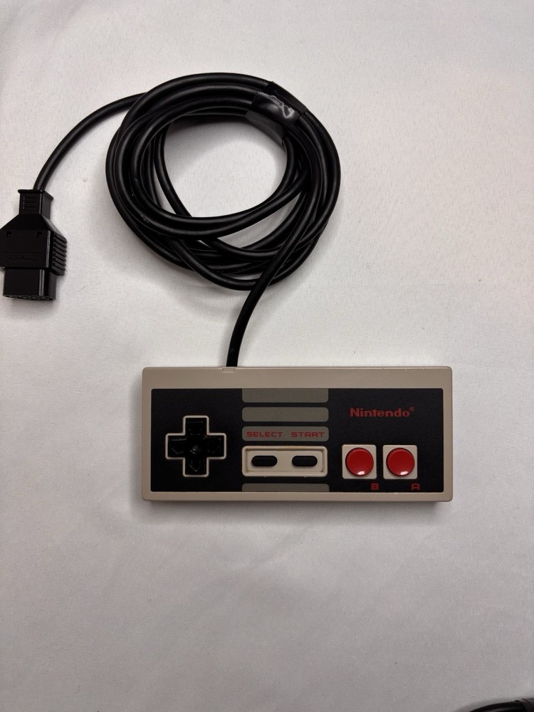 4 Nintendo NES Wired Controllers & Zapper Bundle — Untested
