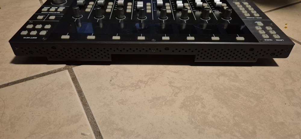 UF8 Advanced DAW Controller