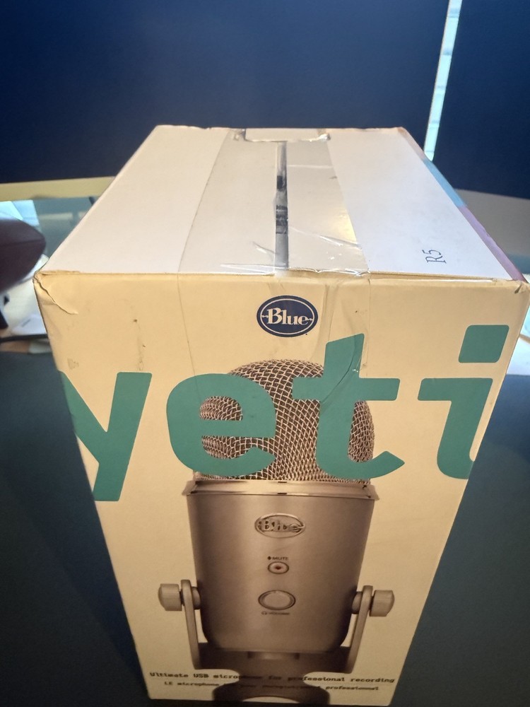 Logitech Creators Blue Yeti USB Microphone, Silver - Read