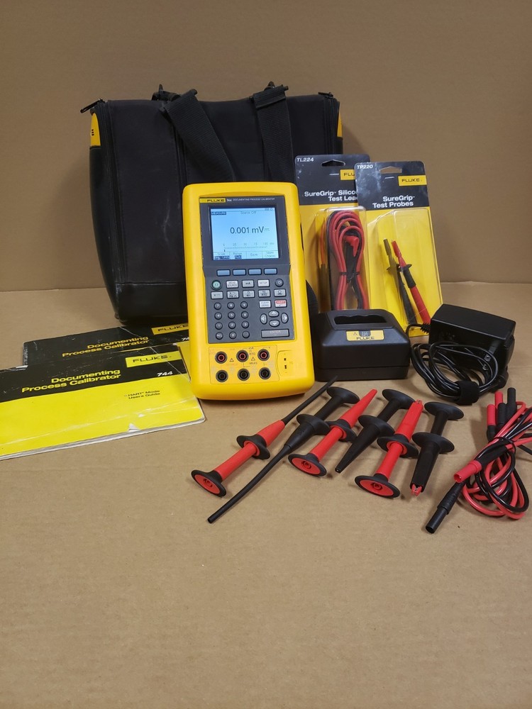 FLUKE 744 DOCUMENTING PROCESS CALIBRATOR With Everything You See. Read Desc.