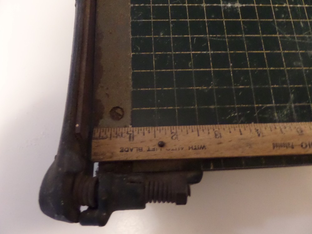 Milton Bradley.Studio Paper cutter.