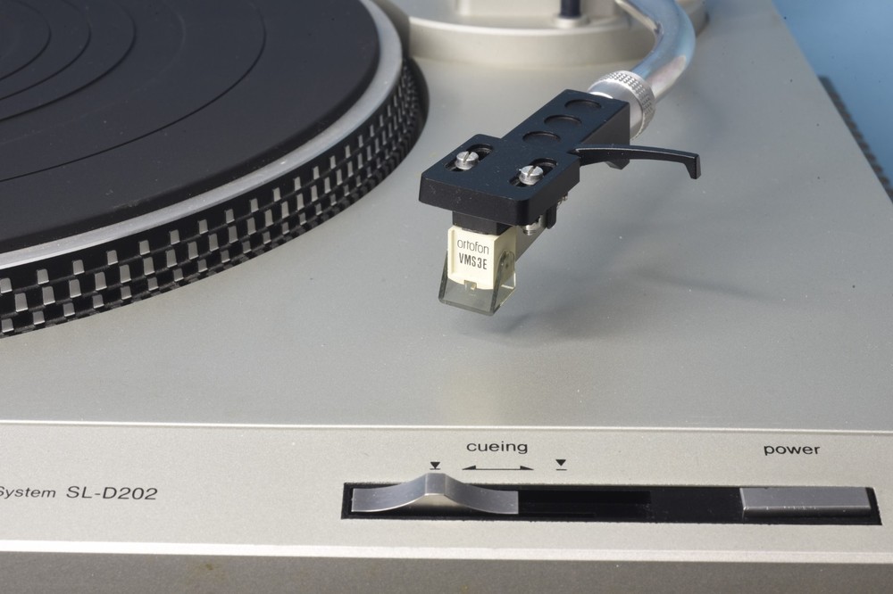 Technics SL-D202 Direct Drive Automatic Turntable System Ortofon VMS3E Cartridge