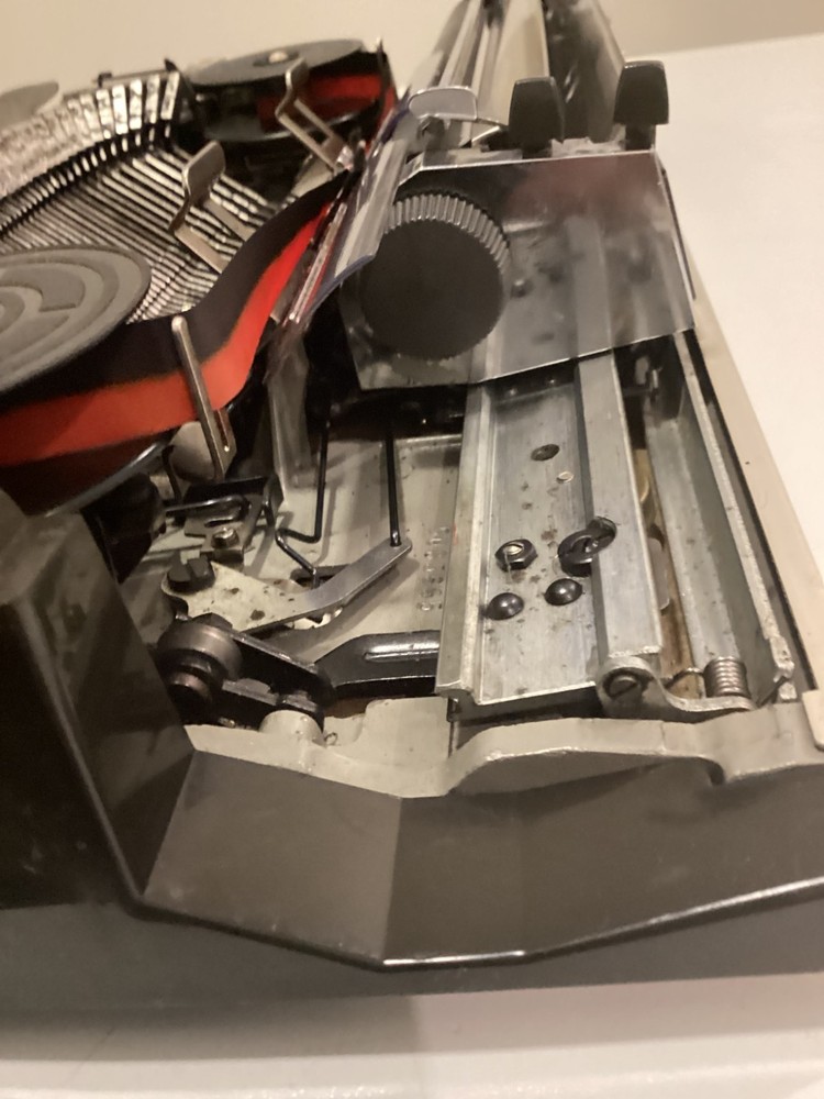 TRIUMPH TIPPA S. TYPEWRITER CURSIVE TYPEFACE. SPANISH LAYOUT. GERMANY 1969.