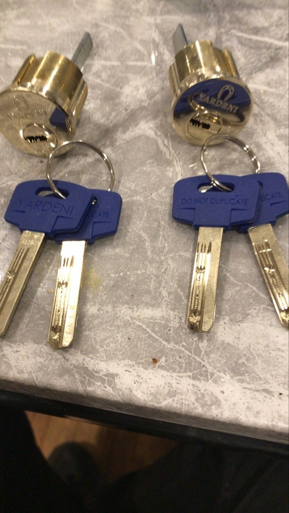 Yardeni 2 Cylinders Keyed Alike 4 Keys Total Plus 2 Extra