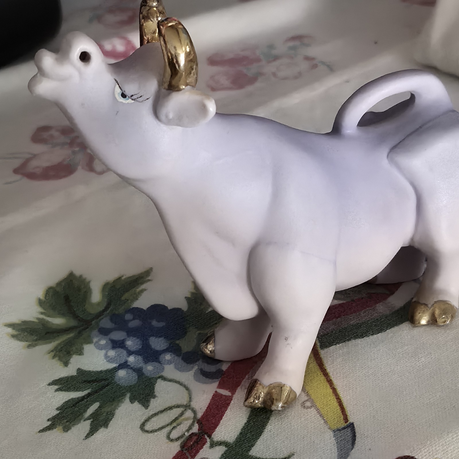 VTG Anthropormorphic Purple Cow Figurine Kissing W/ Gold Paint Figurine EUC
