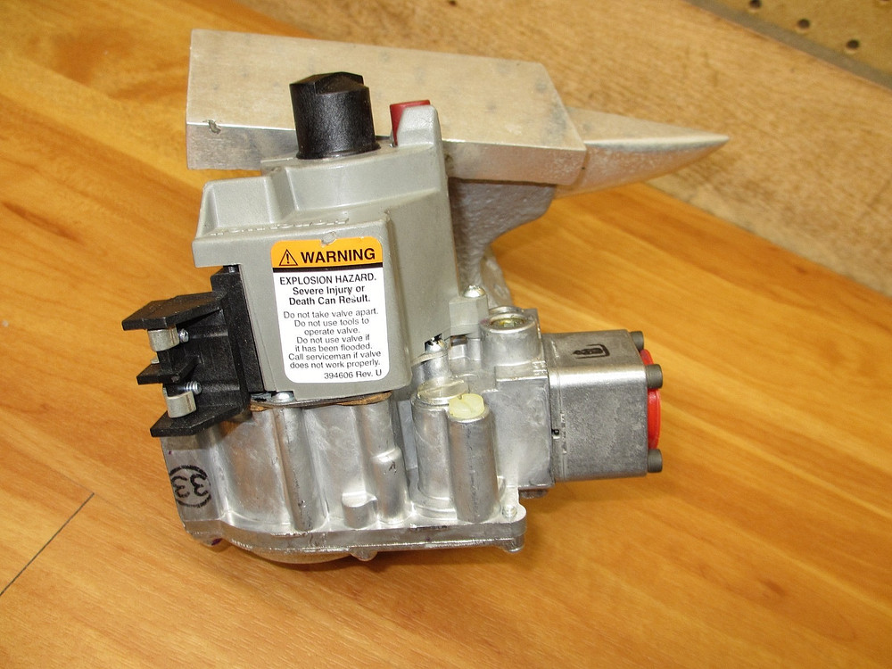 Honeywell VR8300A4508 *NEW* Pilot Gas Valve