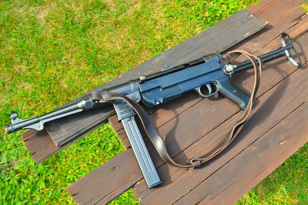 Non-Firing Denix Replica German MP40 Submachine Gun - Schmeisser - MP 40 - WWII