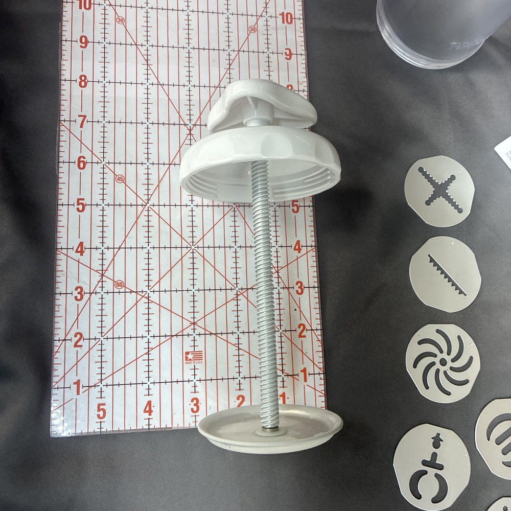 Pampered Chef Cookie Press 1526 With 8 Discs & Instructions