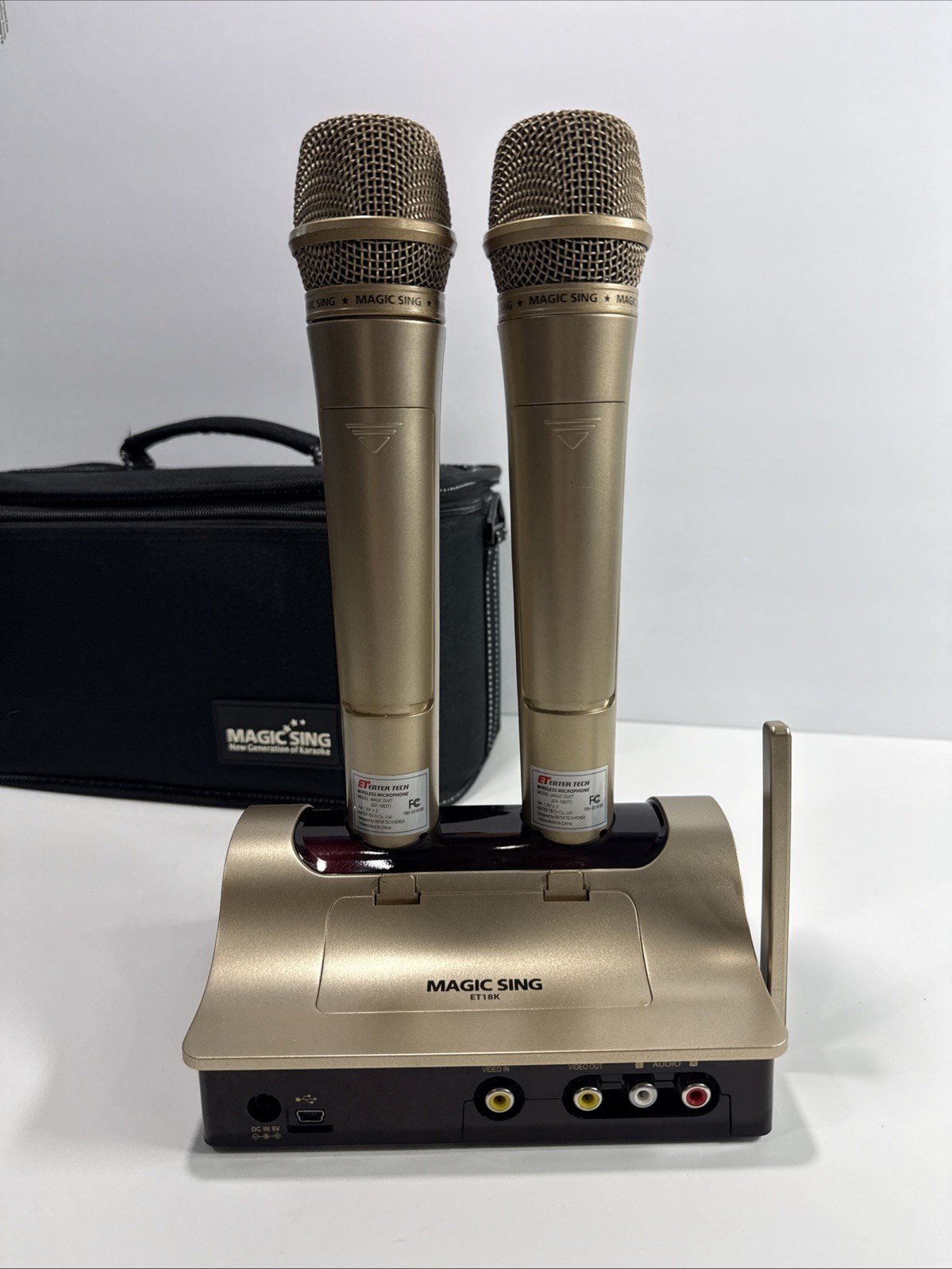 Magic Sing ET18K Karaoke w/2 Wireless Mics, Rom Discs , Dock & HDMI up Scaler