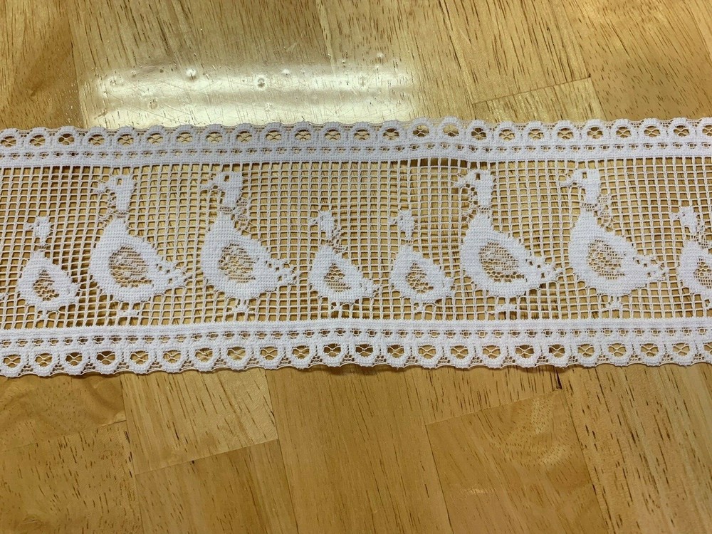 410- White Ducks Lace 3 1/2 inch--1yard
