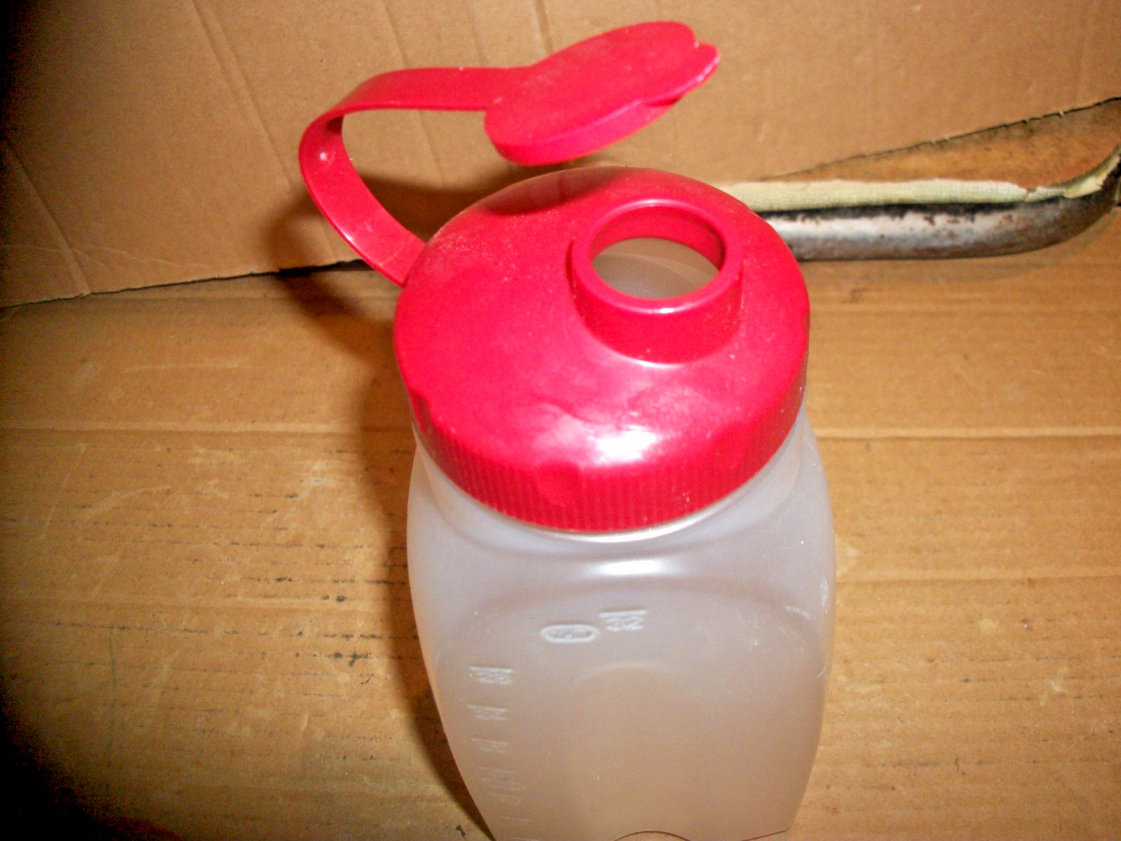 Rubbermaid 1 Quart/32 Oz Drink/Beverage Pitcher/Bottle Servin Saver/MixerMate