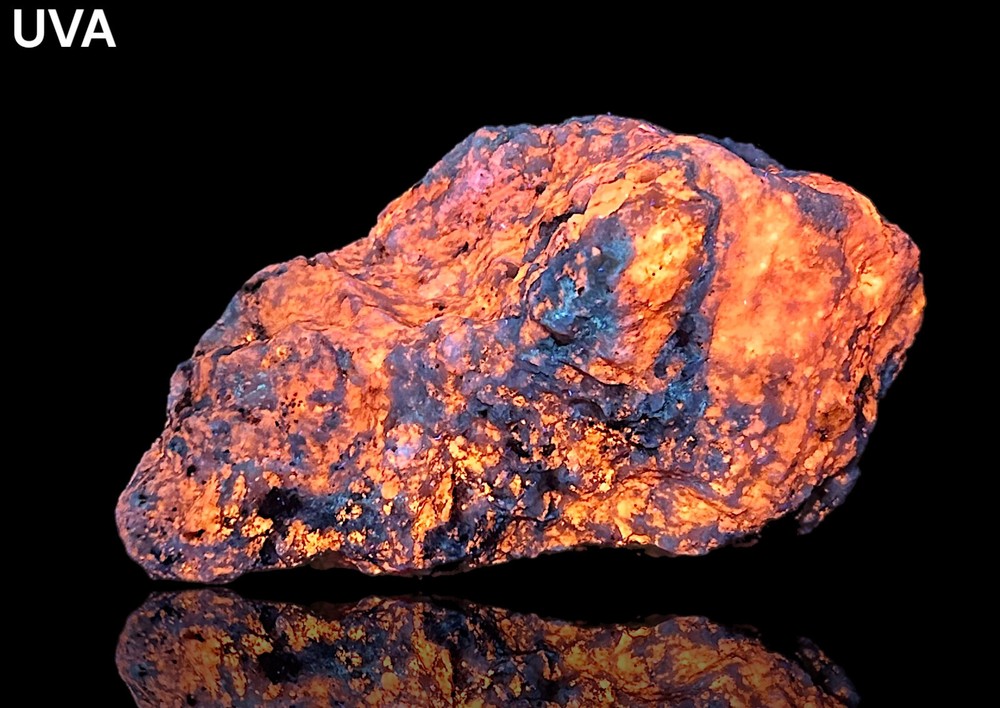 675 Gr. Fluorescent Phosphorescent Tenebrescent Hackmanite, Richterite, Unknown