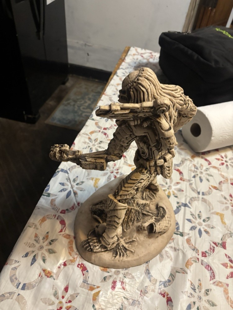 Alien Vs. Predator: Alien Defeated By Predator Statue