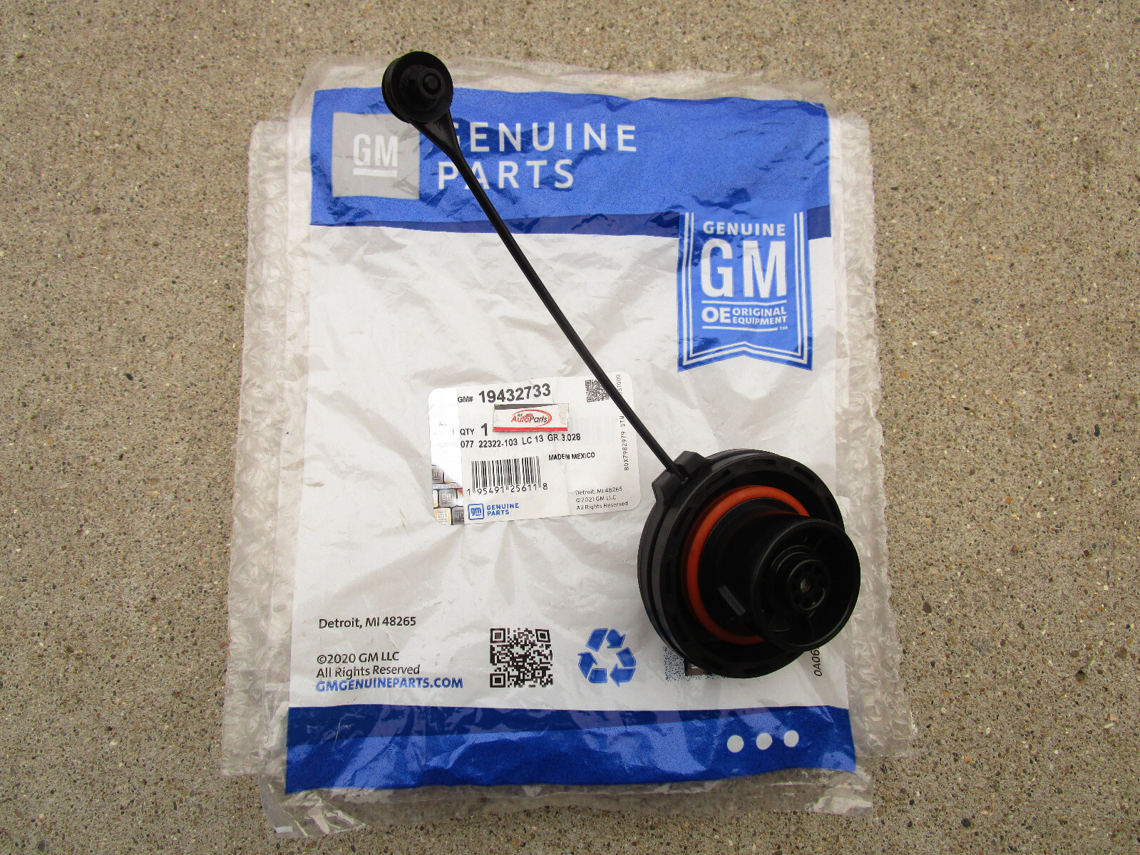GMC CHEVY BUICK CADILLAC 19432733 FUEL GAS TANK FILLER CAP WITH TETHER OEM NEW