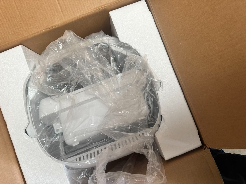 Automatic cleaning litter box, includes garbage bag and litter pad, white.