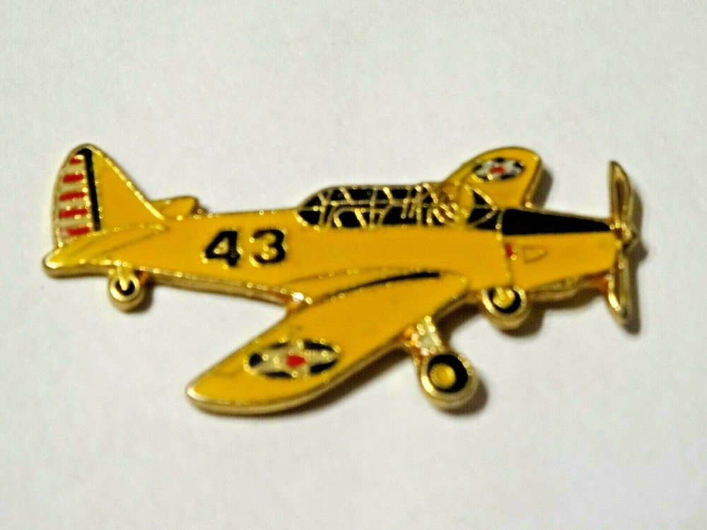 FIGHTER PLANE ~ WWII AIR FORCE FIGHTER PROP PLANE ~ NICE ENAMEL PIN