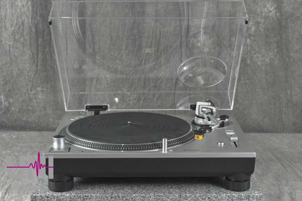 Technics SL-1200GR Direct Drive Turntable in Excellent Condition.