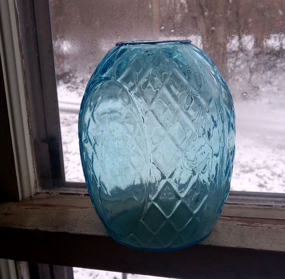 PRETTY CORNFLOWER BLUE DIAMOND QUILTED SNUFF BOTTLE HAND BLOWN PLAIN OVAL PANEL